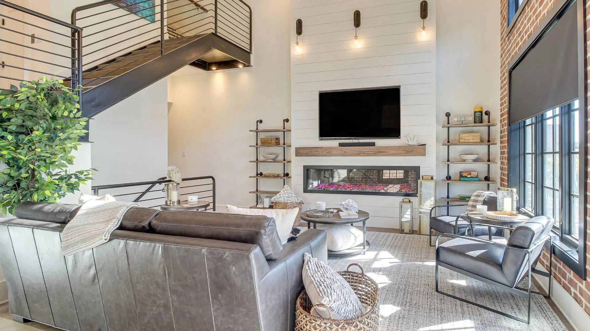 Luxe Savannah Townhome 1 Mi To Historic District Holiday home